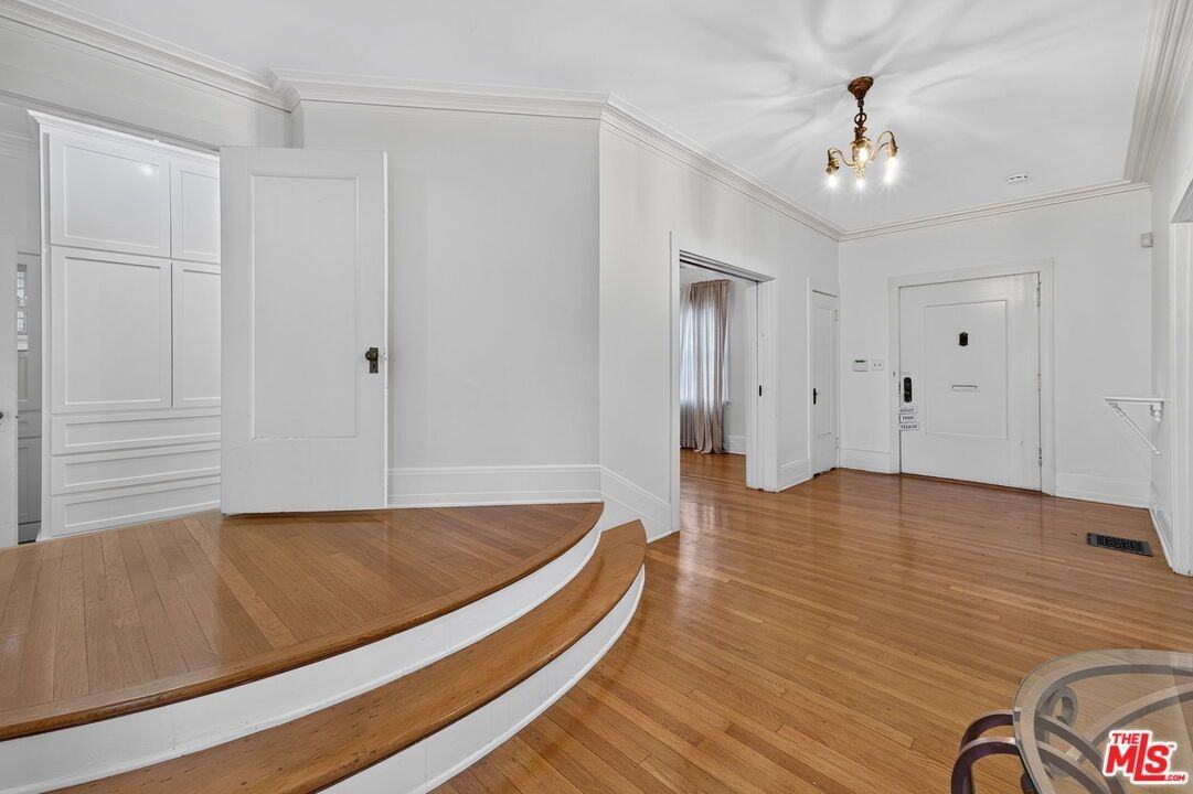 2215 W 21st St - Photo 6 of 50