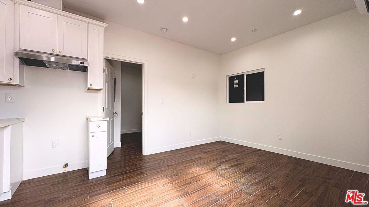 1210 S Cochran Ave ##1/2 - Photo 3 of 9