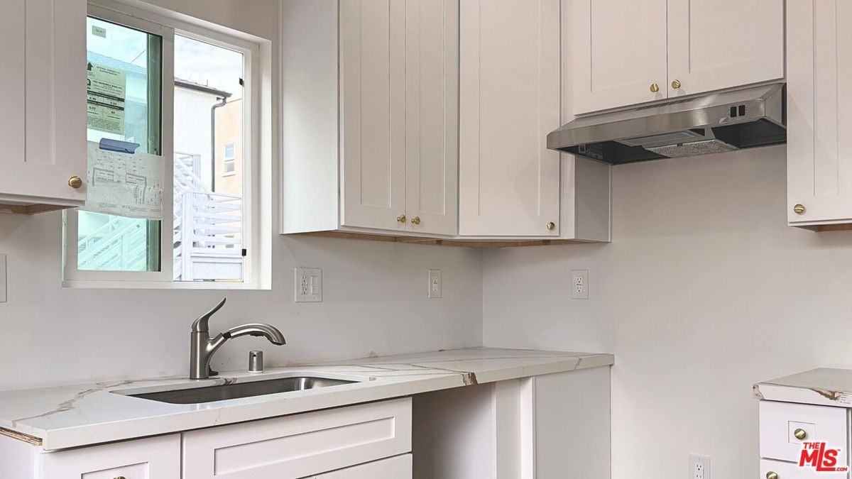 1210 S Cochran Ave ##1/2 - Photo 4 of 9