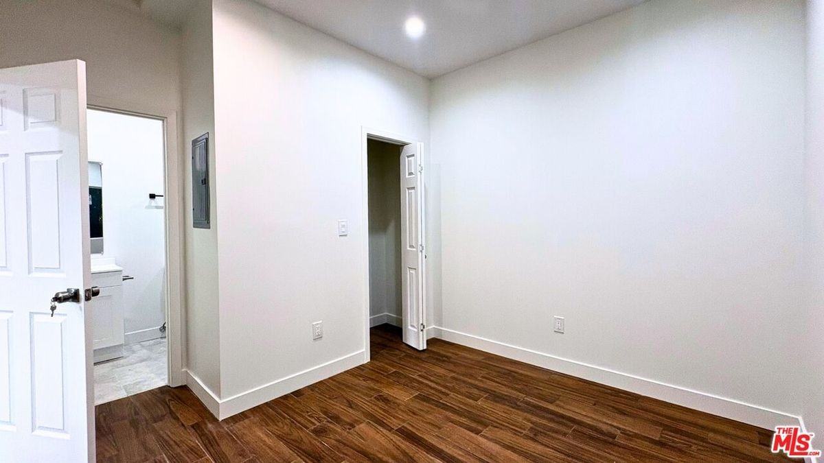 1210 S Cochran Ave ##1/2 - Photo 5 of 9