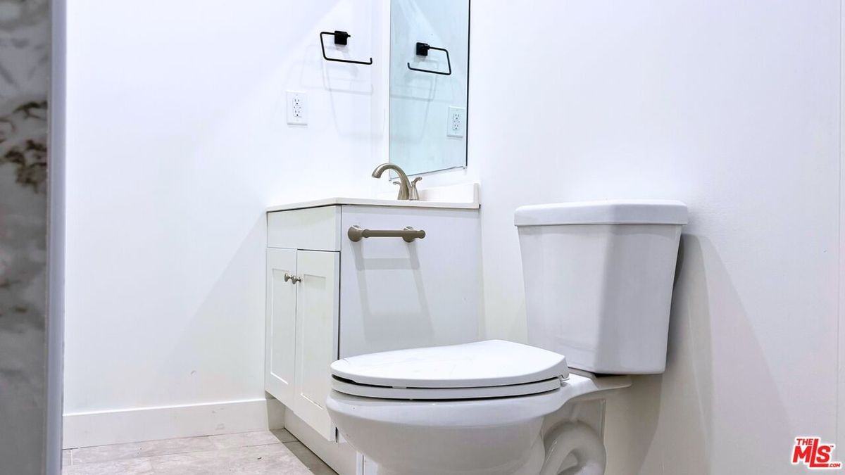 1210 S Cochran Ave ##1/2 - Photo 6 of 9