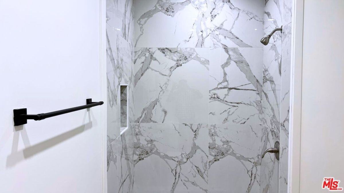 1210 S Cochran Ave ##1/2 - Photo 7 of 9