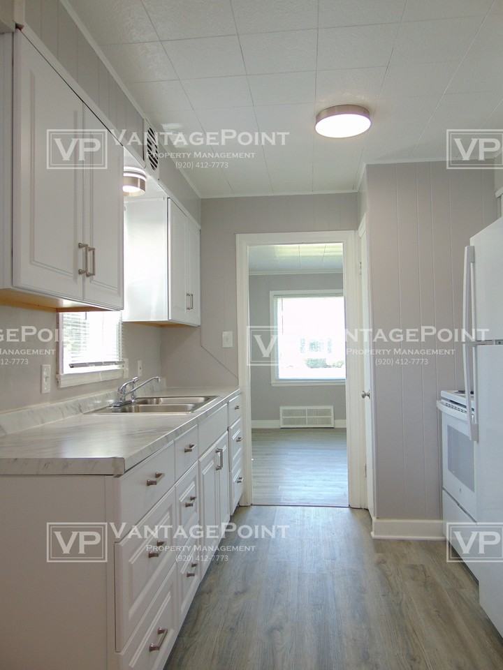 1115 Suydam St - Photo 7 of 26