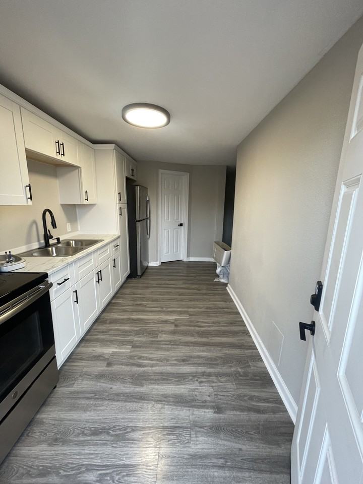 38 4th St Sw #A - Photo 2 of 9