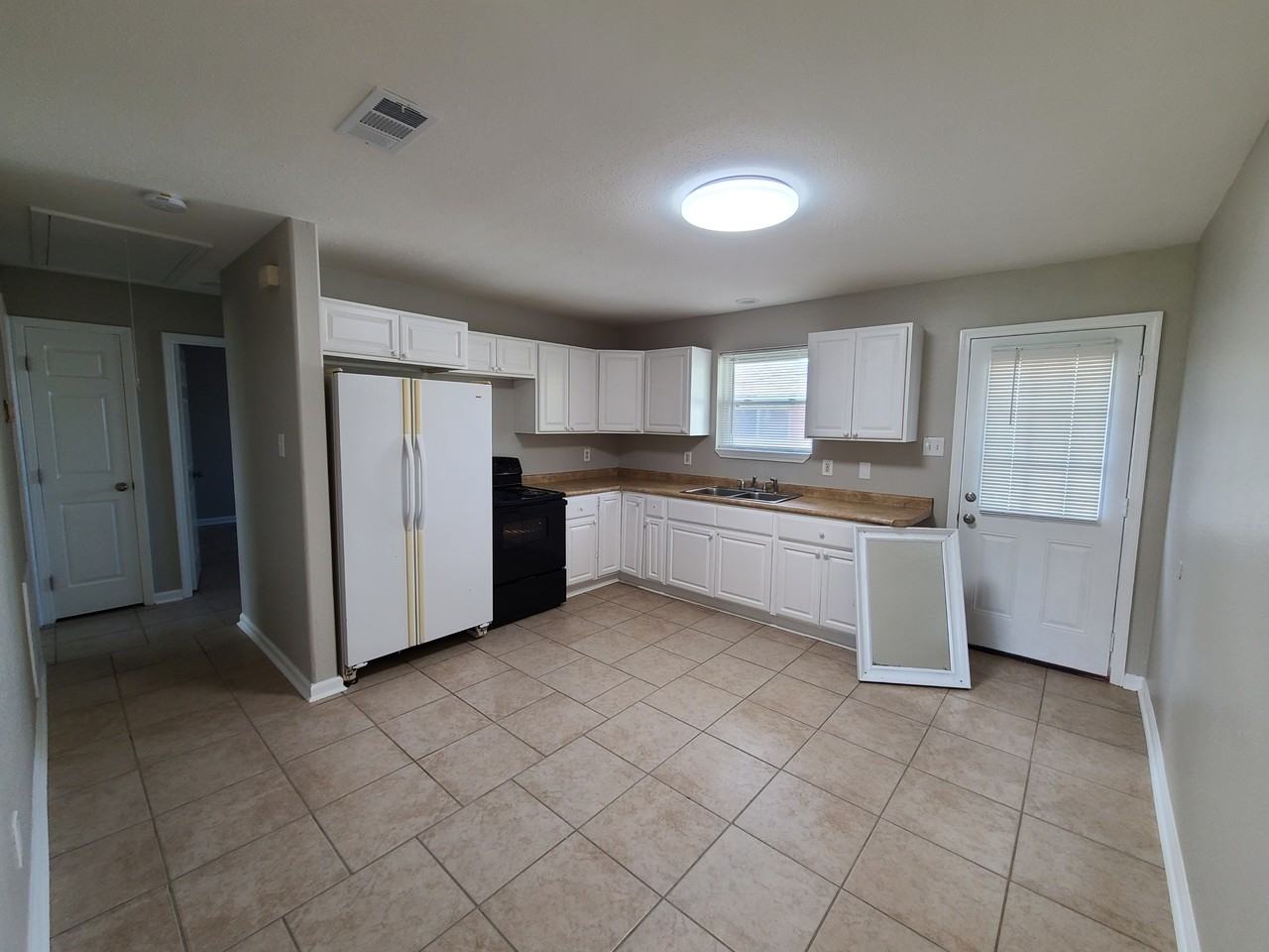 412 W Liberaux St #C - Photo 2 of 10