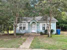featured image of 305 E Bradford St
