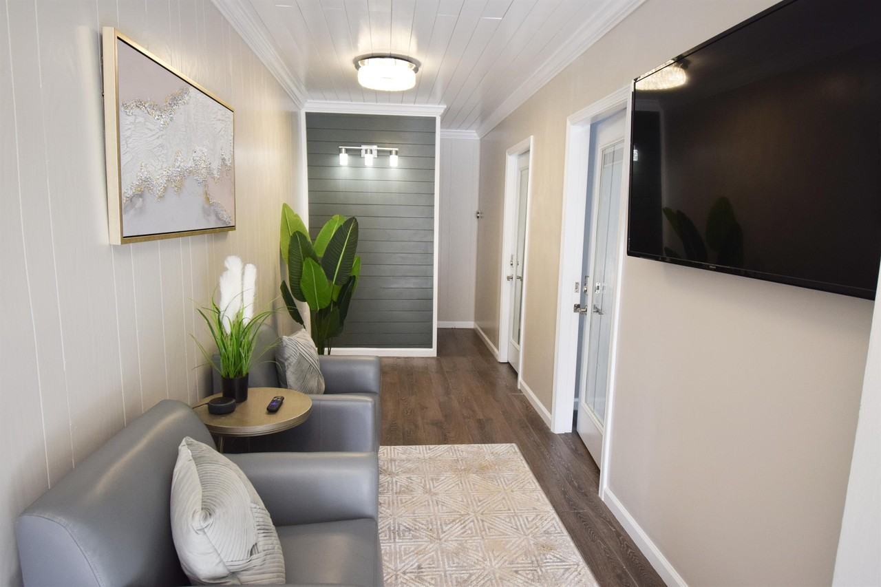 103 E College St - Photo 3 of 5