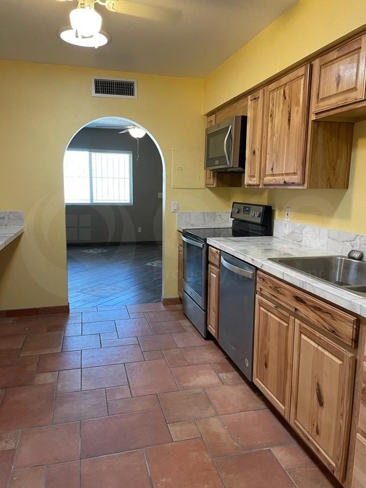 2831 N Fontana Ave - Photo 3 of 13