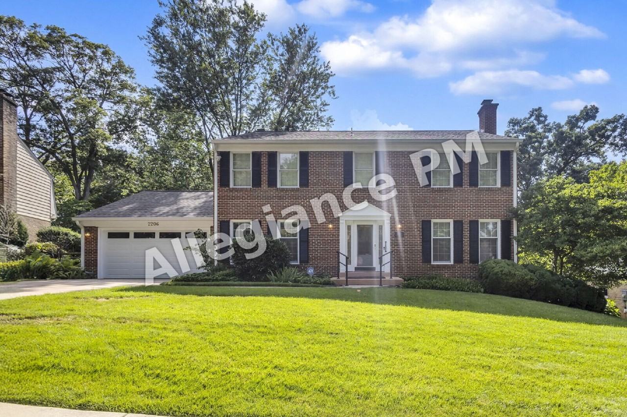2206 Fort Ward Pl