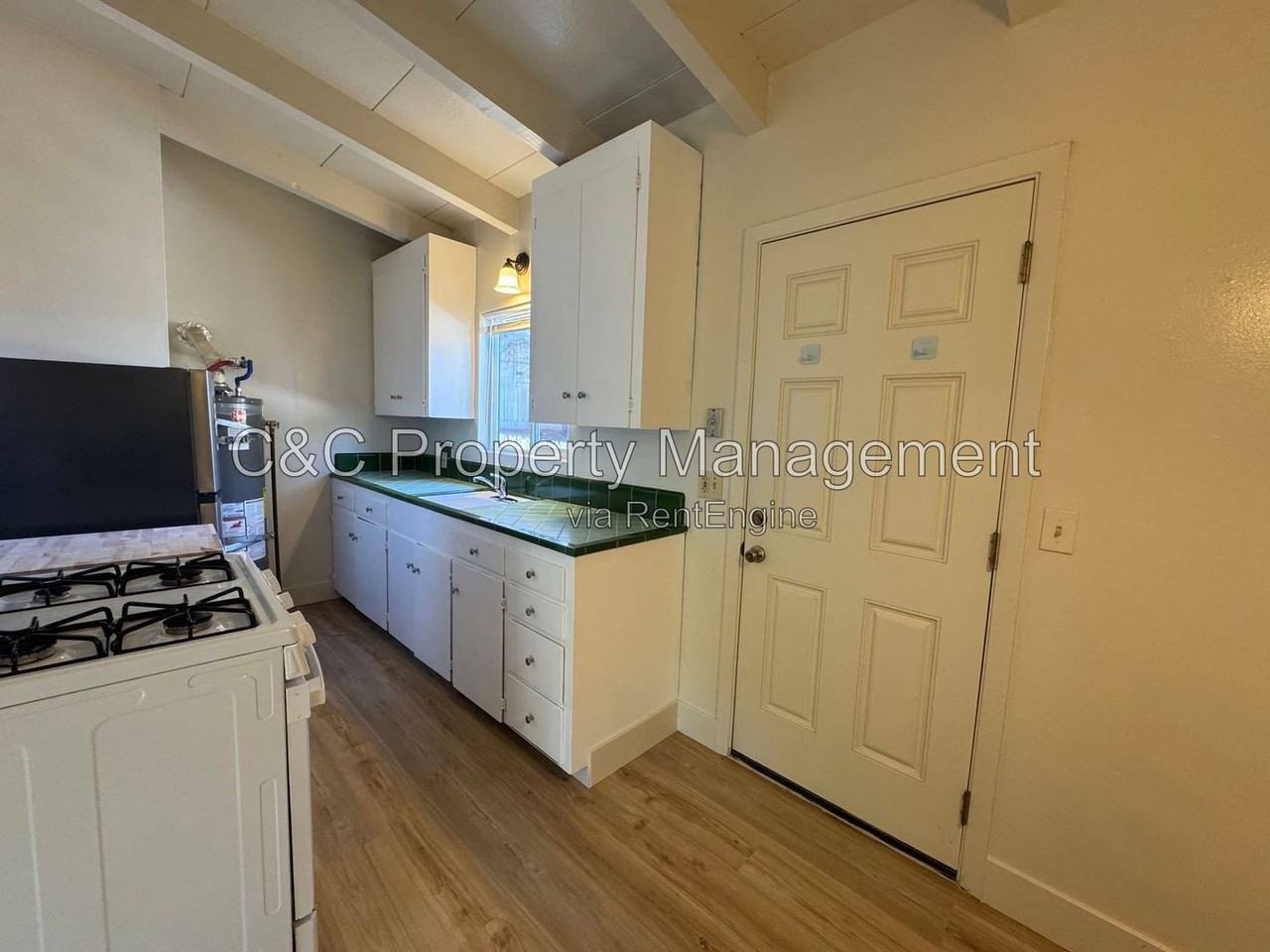 871 Hawthorne St #D - Photo 2 of 8
