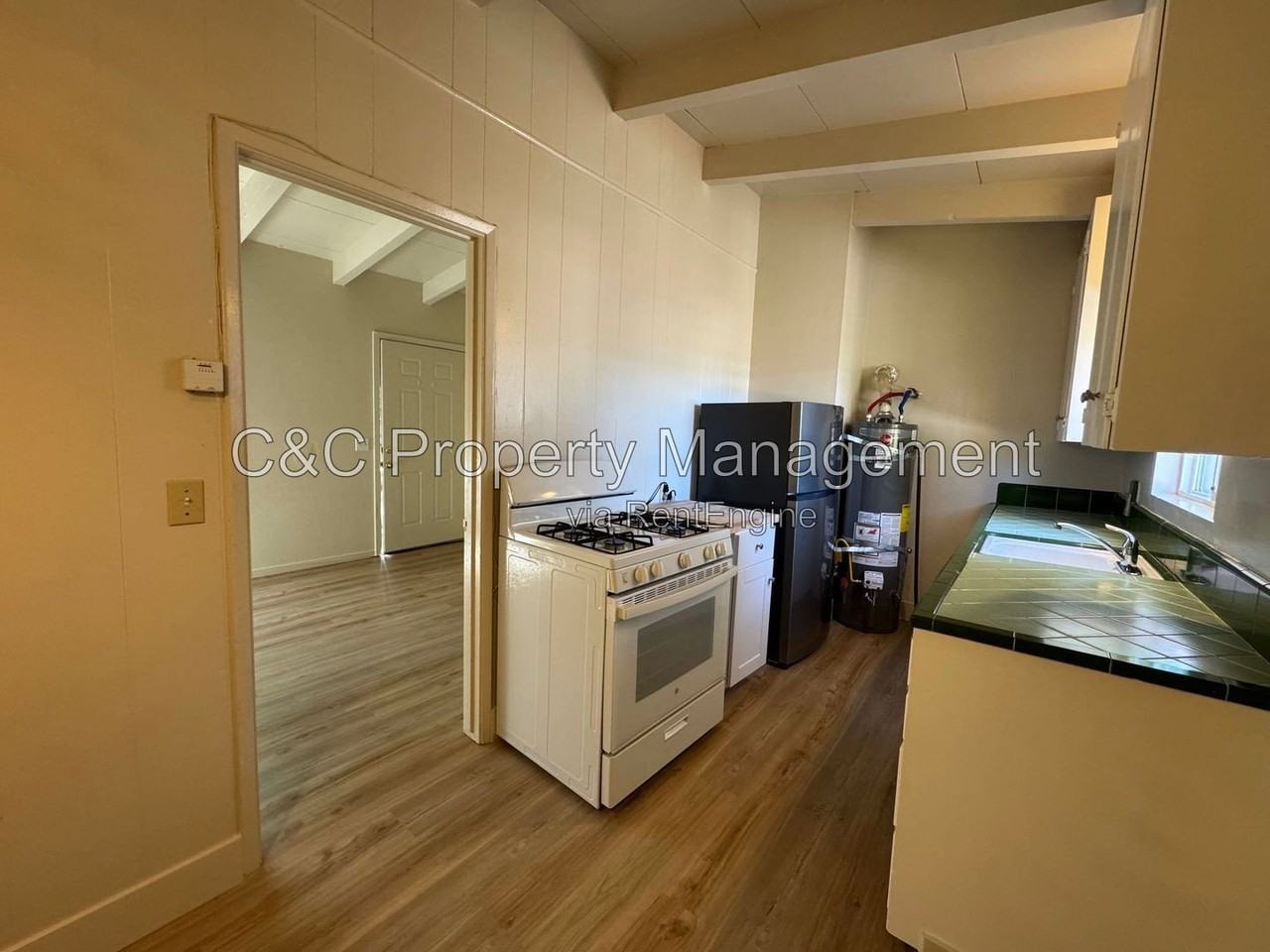 871 Hawthorne St #D - Photo 3 of 8