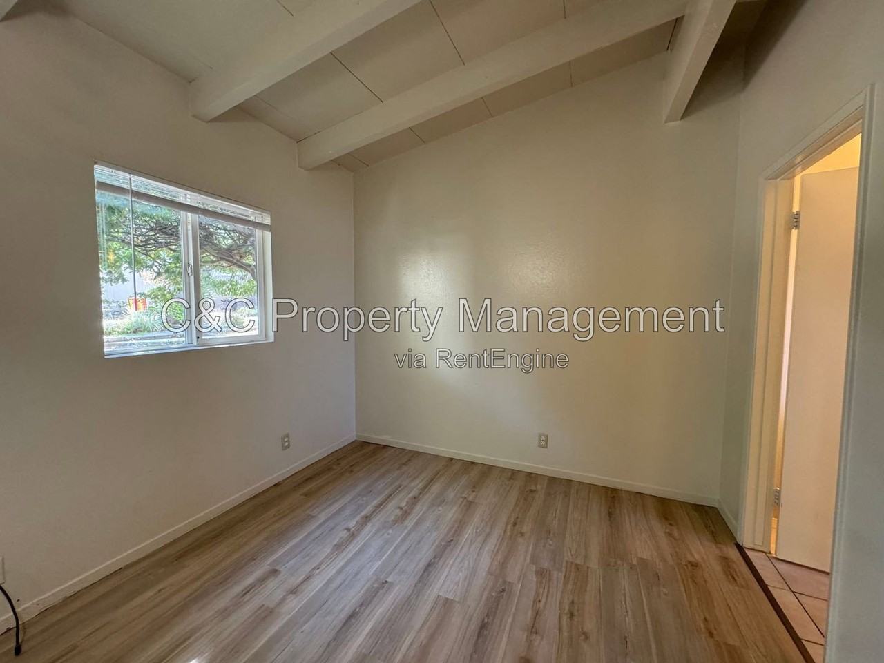 871 Hawthorne St #D - Photo 4 of 8