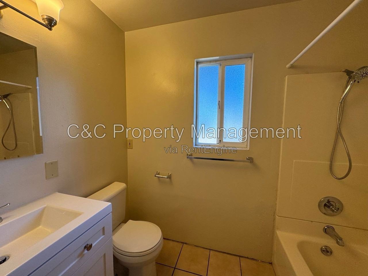 871 Hawthorne St #D - Photo 6 of 8