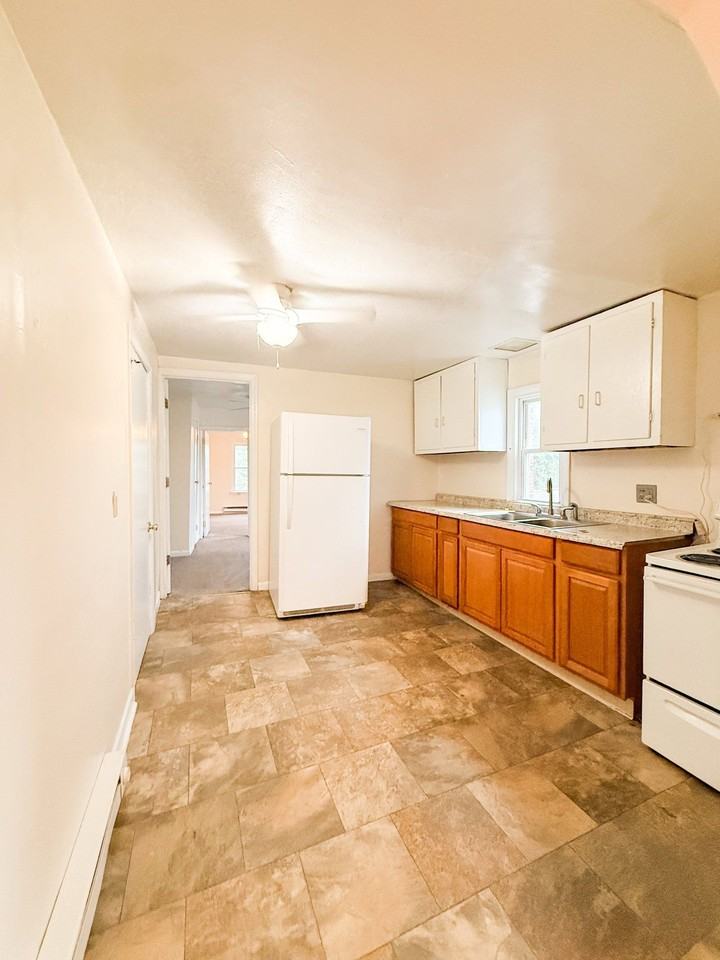 560 N Pine St #2 - Photo 3 of 9