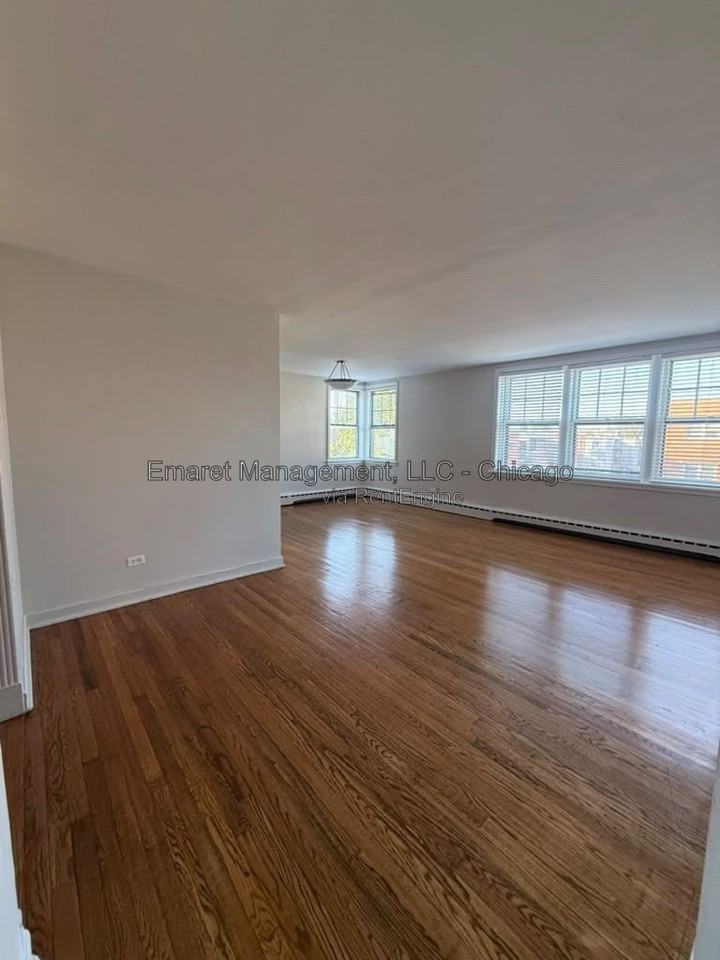 2425 W Berwyn Ave #2A - Photo 2 of 8
