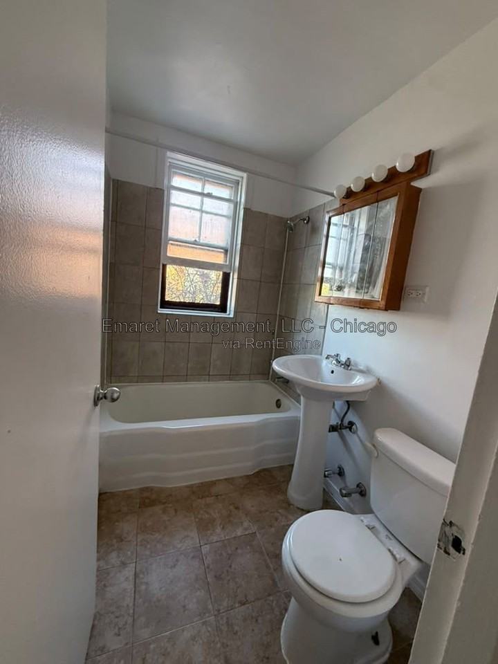 2425 W Berwyn Ave #2A - Photo 4 of 8