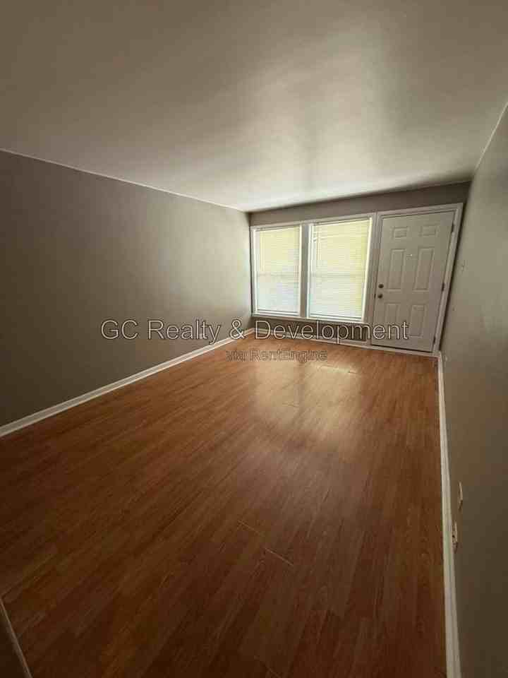 9256 S Merrill Ave - Photo 2 of 7