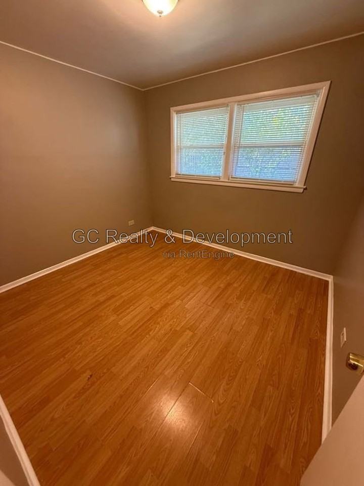 9256 S Merrill Ave - Photo 4 of 7