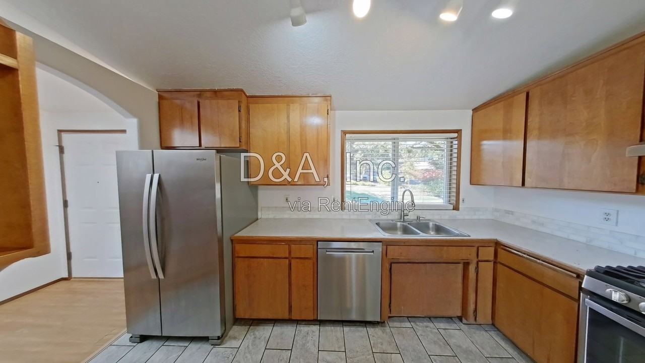 305 Tasman Pl - Photo 3 of 15
