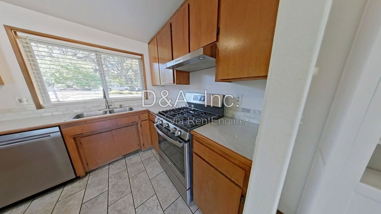 305 Tasman Pl - Photo 4 of 15