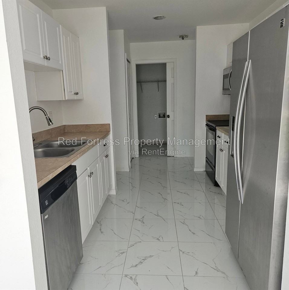 1127 Croquet St E - Photo 3 of 11