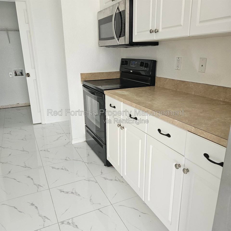 1127 Croquet St E - Photo 4 of 11