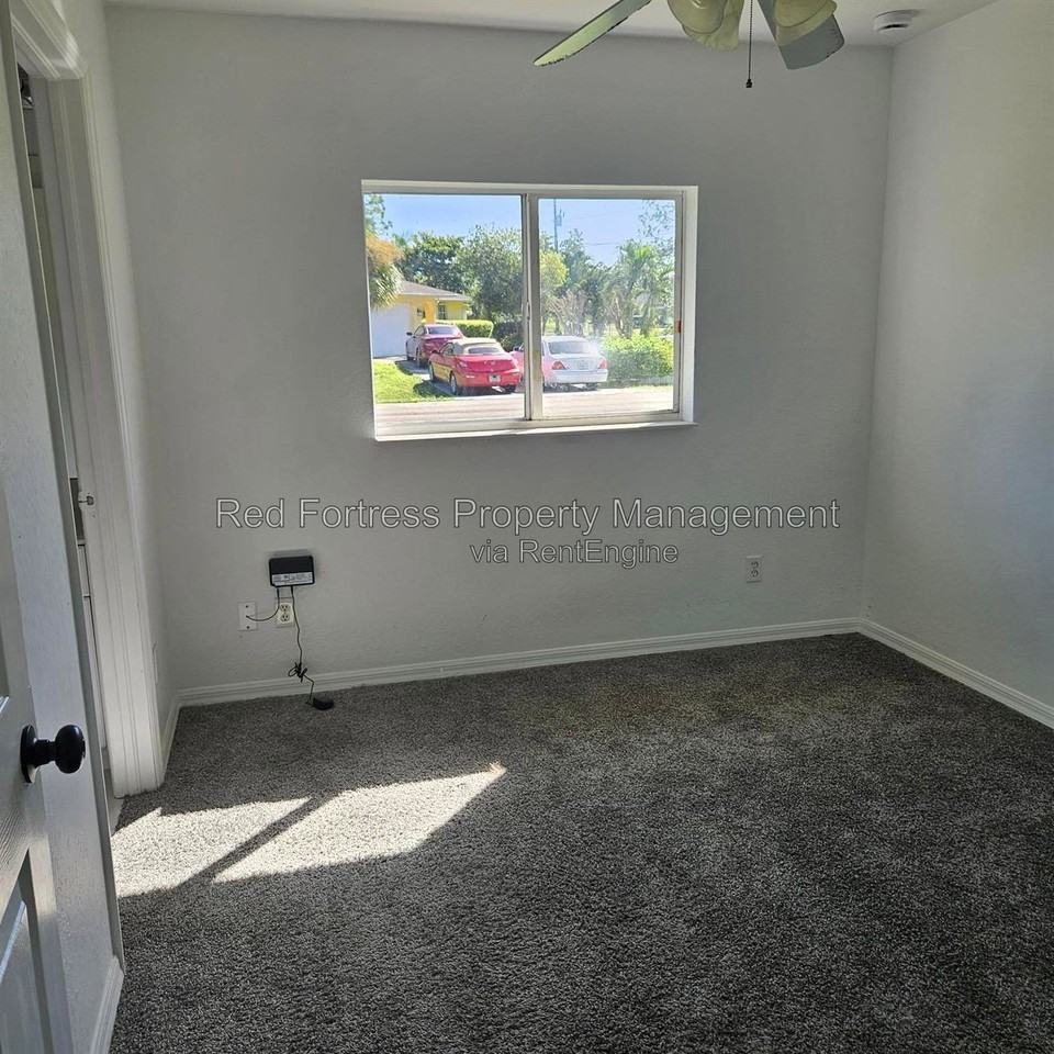 1127 Croquet St E - Photo 5 of 11