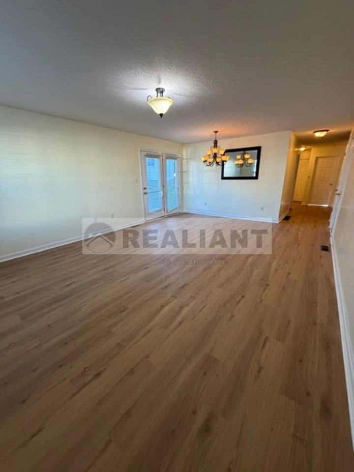 358 Williamsburg Ln - Photo 4 of 12