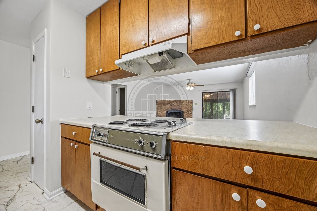 4265 Brewster Rd #B - Photo 5 of 17