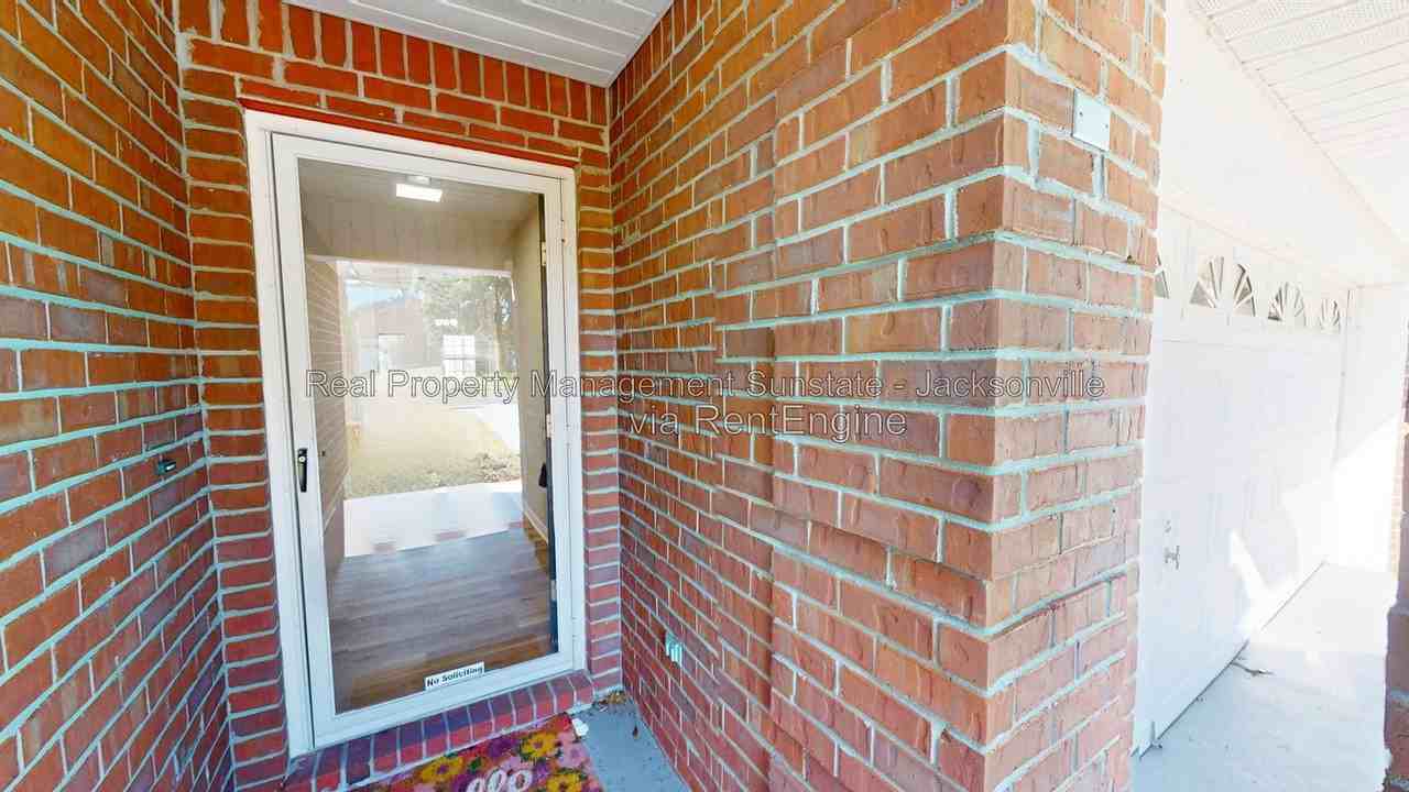6267 Ironside Dr N - Photo 3 of 27