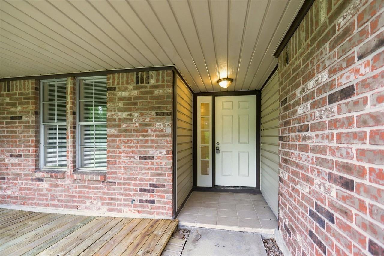 22423 Deville Dr - Photo 2 of 23