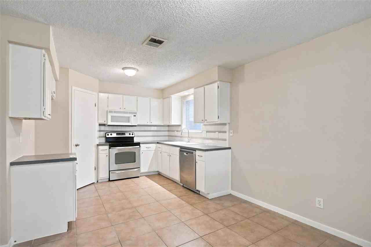 22423 Deville Dr - Photo 6 of 23