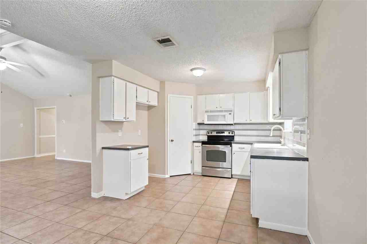 22423 Deville Dr - Photo 7 of 23