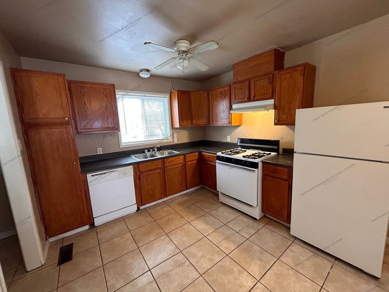 2705 Phoenix Ave - Photo 3 of 12