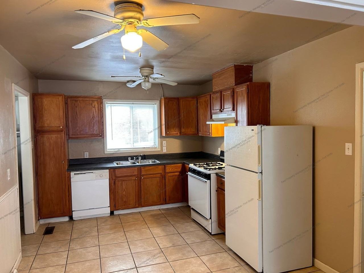 2705 Phoenix Ave - Photo 5 of 12