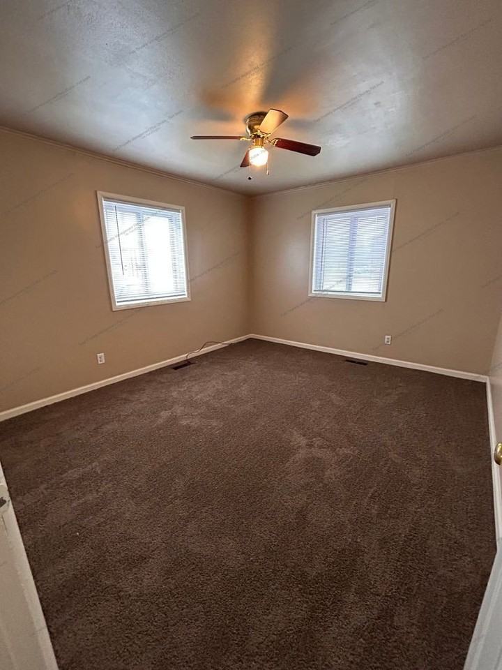 2705 Phoenix Ave - Photo 7 of 12