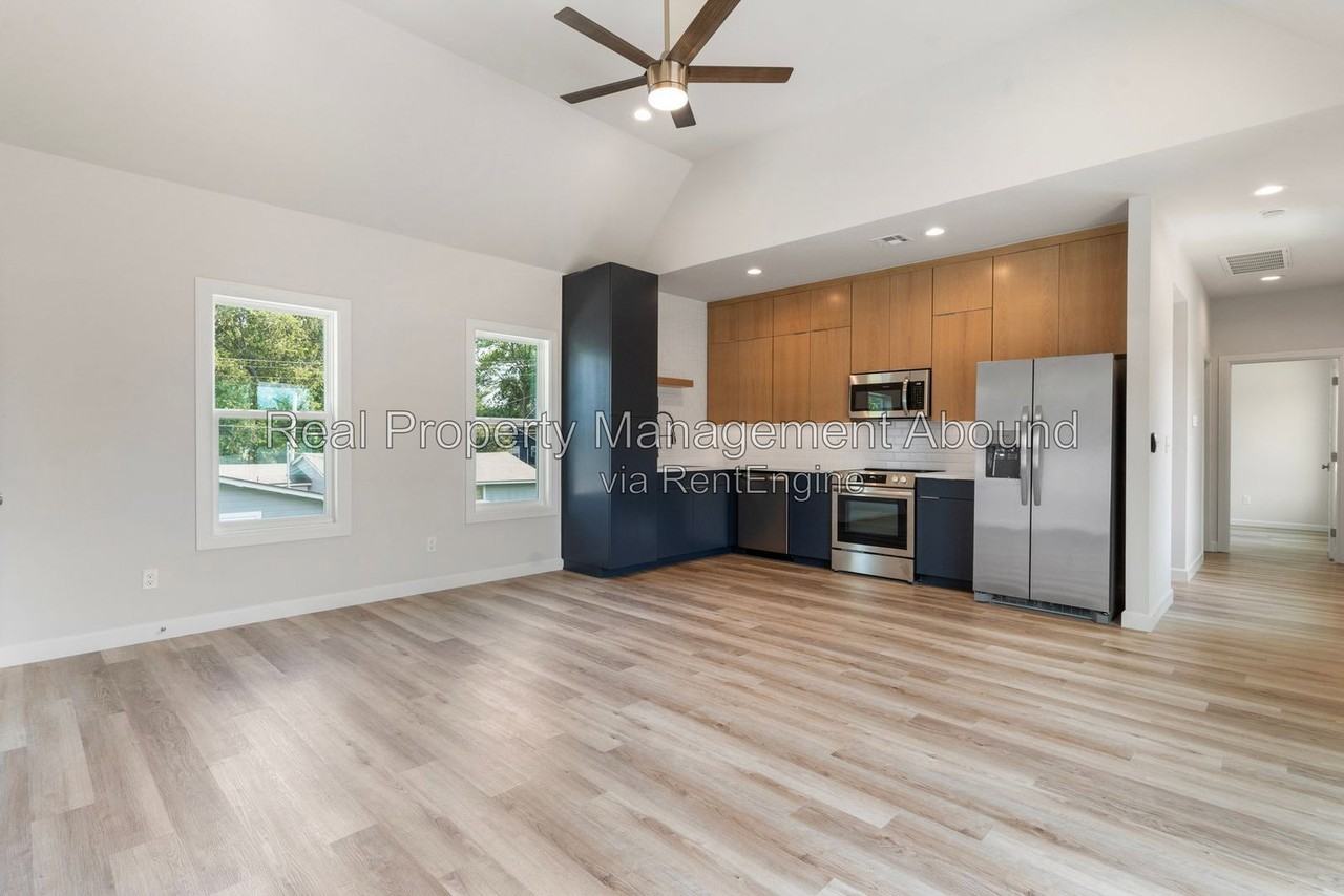 203 E 11th St #A - Photo 2 of 50