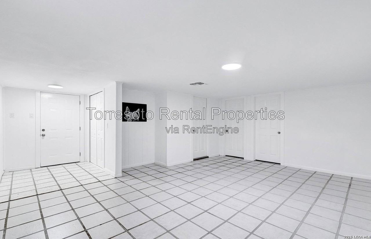 1122 Oakridge Ln - Photo 2 of 22