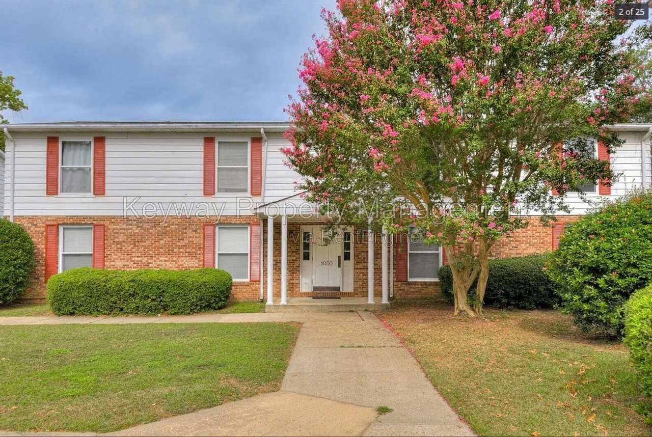 1030 Carriage Dr #D - Photo 4 of 17