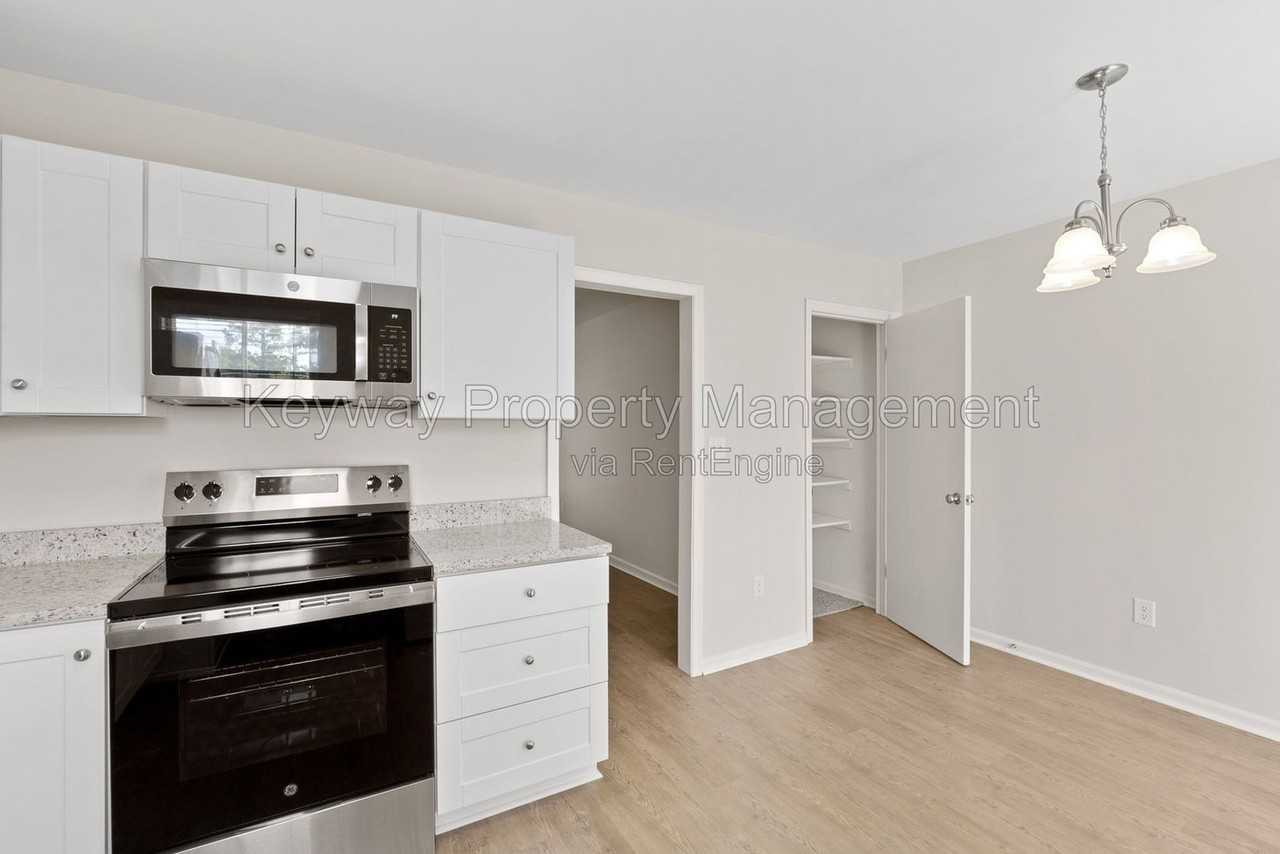 1030 Carriage Dr #D - Photo 7 of 17