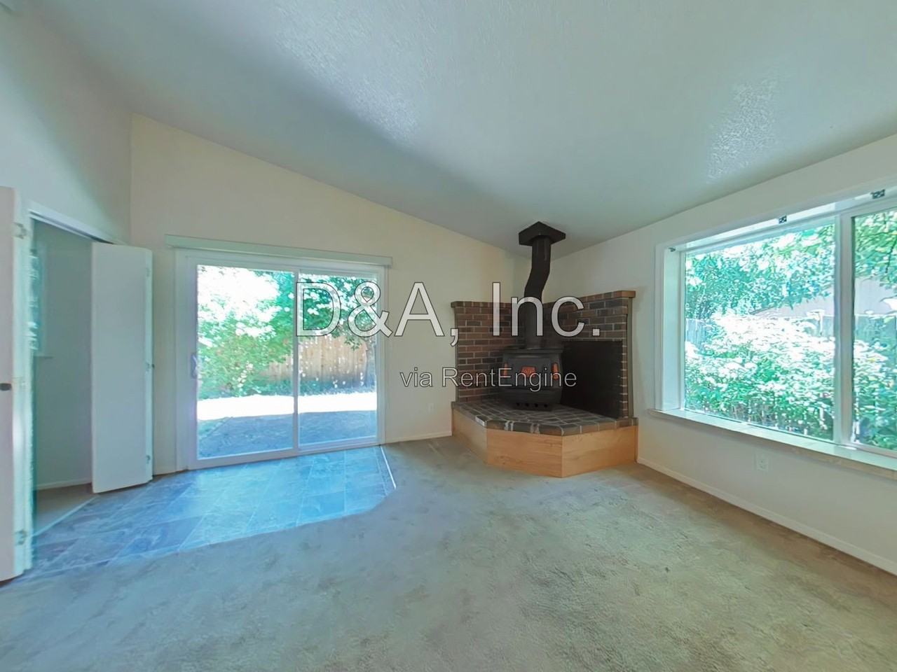 1109 Se Bell Ave - Photo 3 of 15