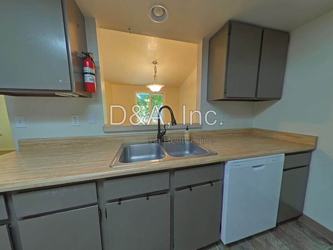 1109 Se Bell Ave - Photo 5 of 15