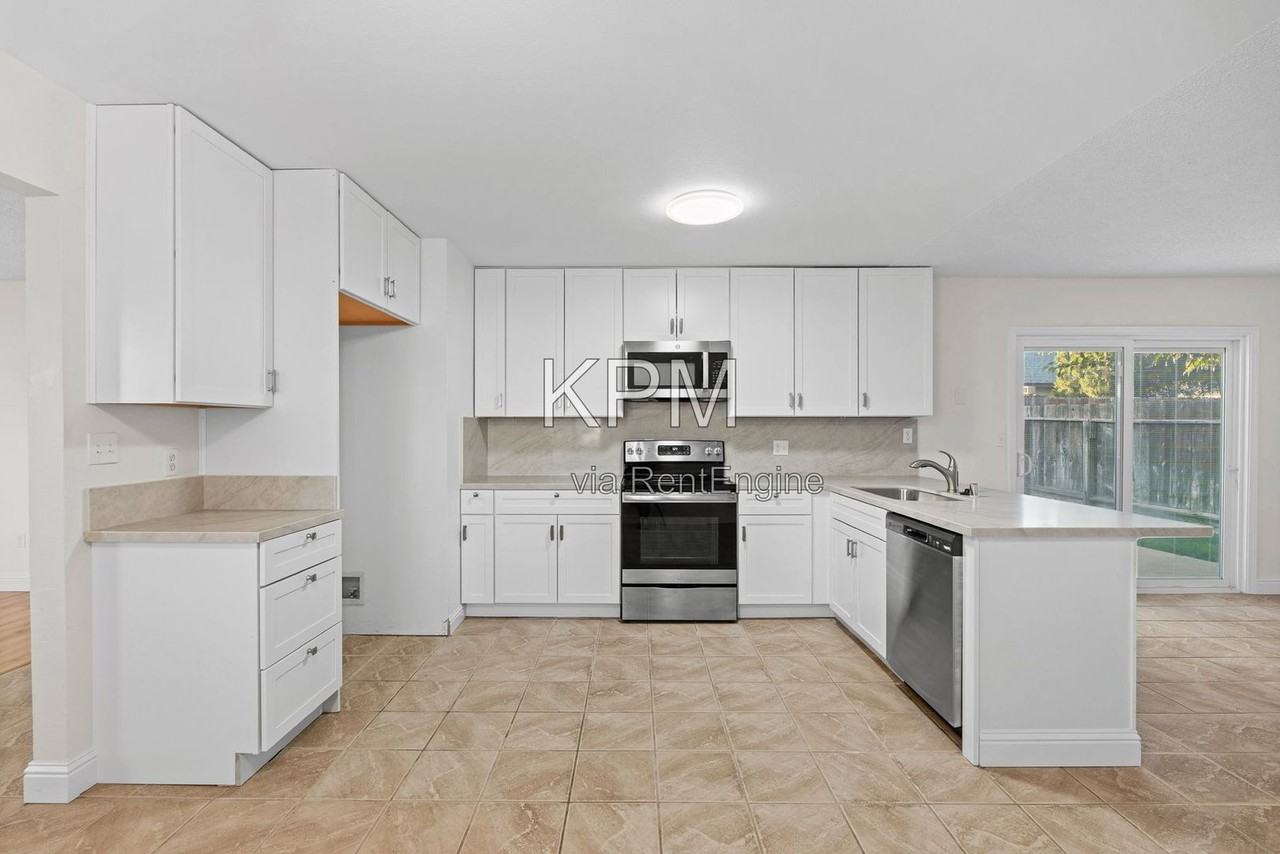 1057 Tobin Pl - Photo 3 of 38