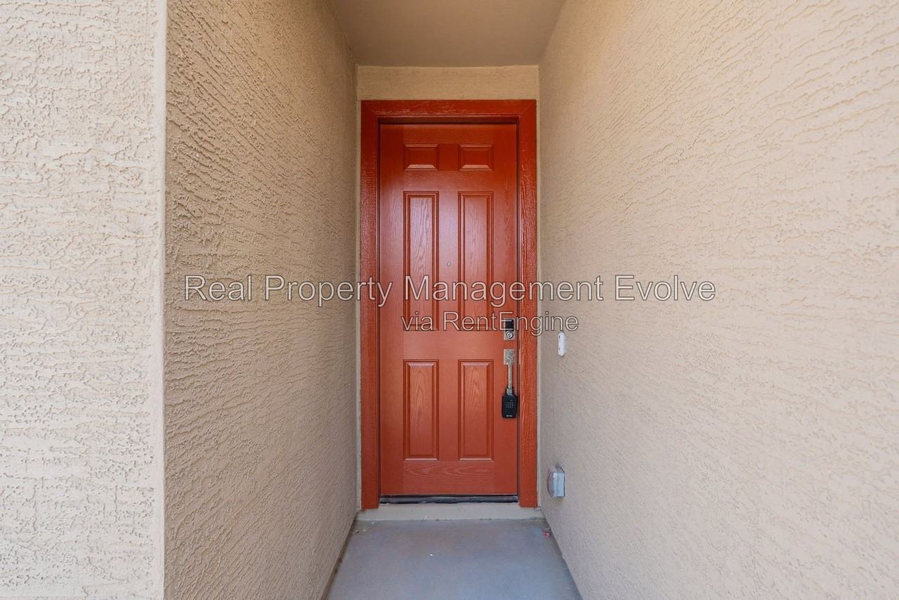 8826 W Odeum Ln - Photo 4 of 50