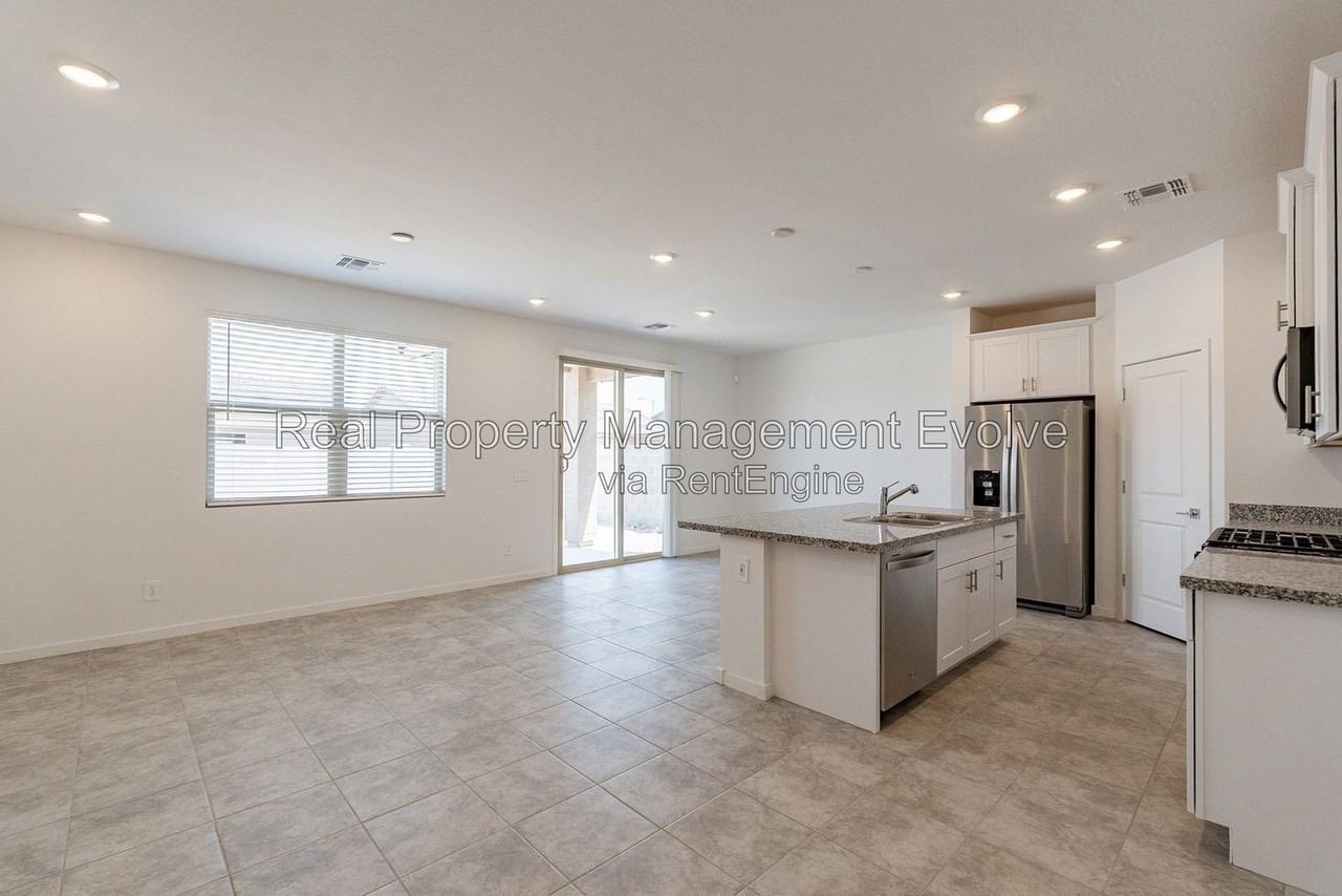 8826 W Odeum Ln - Photo 5 of 50