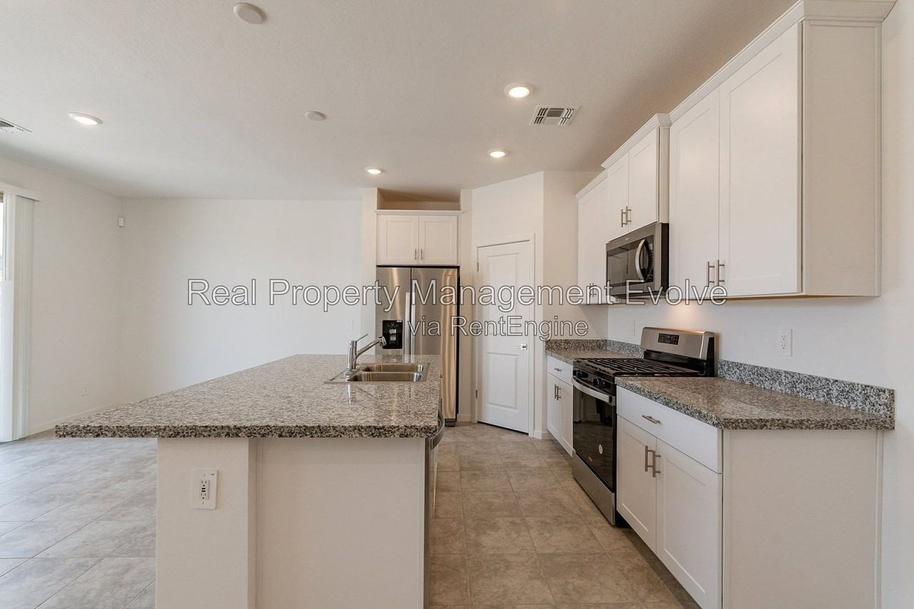 8826 W Odeum Ln - Photo 6 of 50