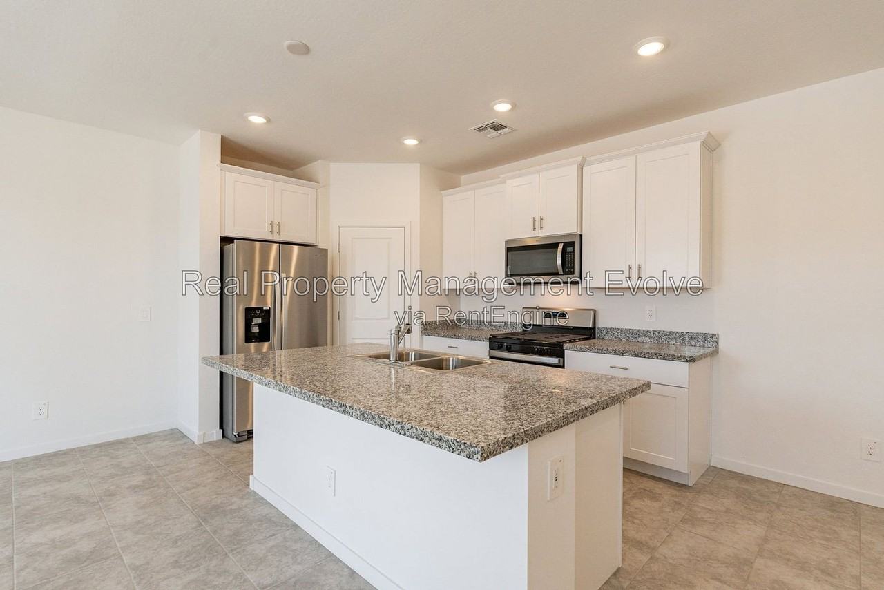 8826 W Odeum Ln - Photo 7 of 50
