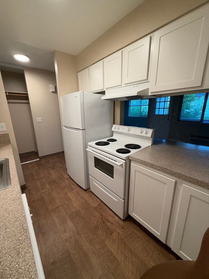 Evergreen Estates Apartments - Photo 7 of 11