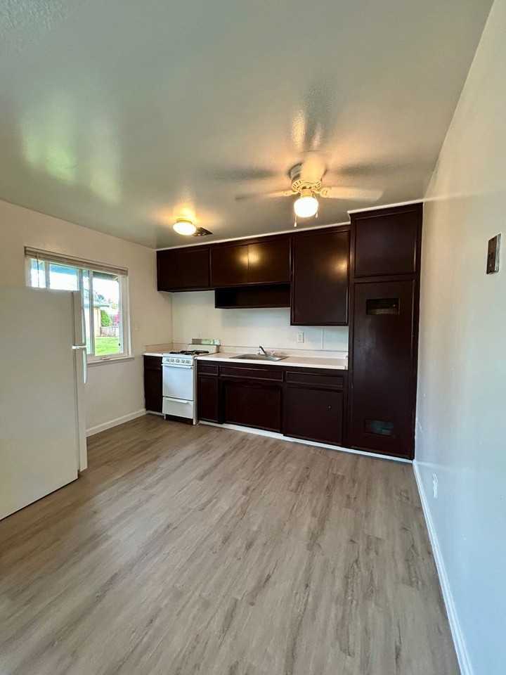 2421 Mariposa Ave - Photo 3 of 15