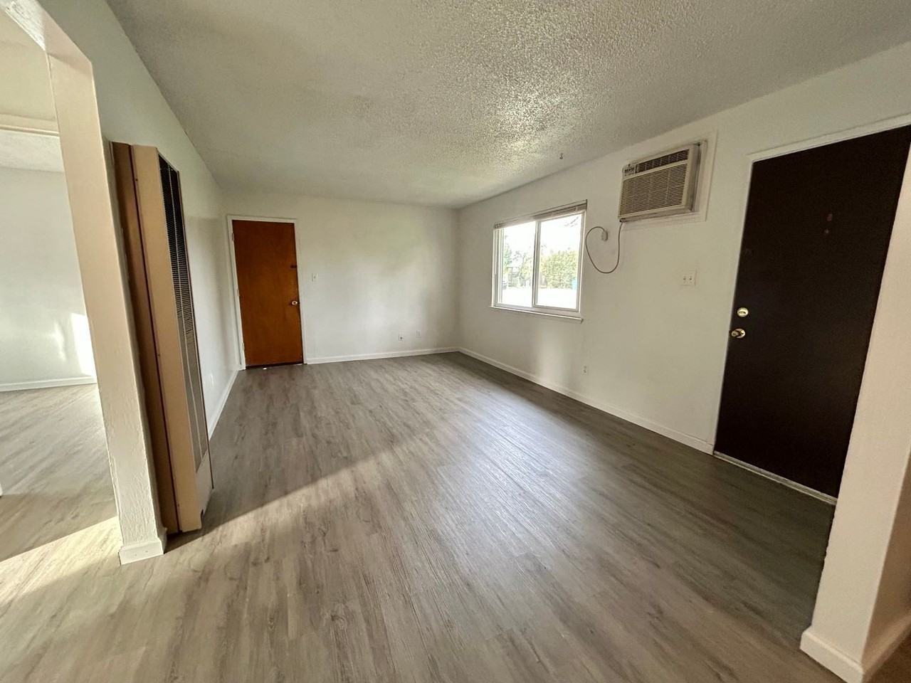 2421 Mariposa Ave - Photo 6 of 15